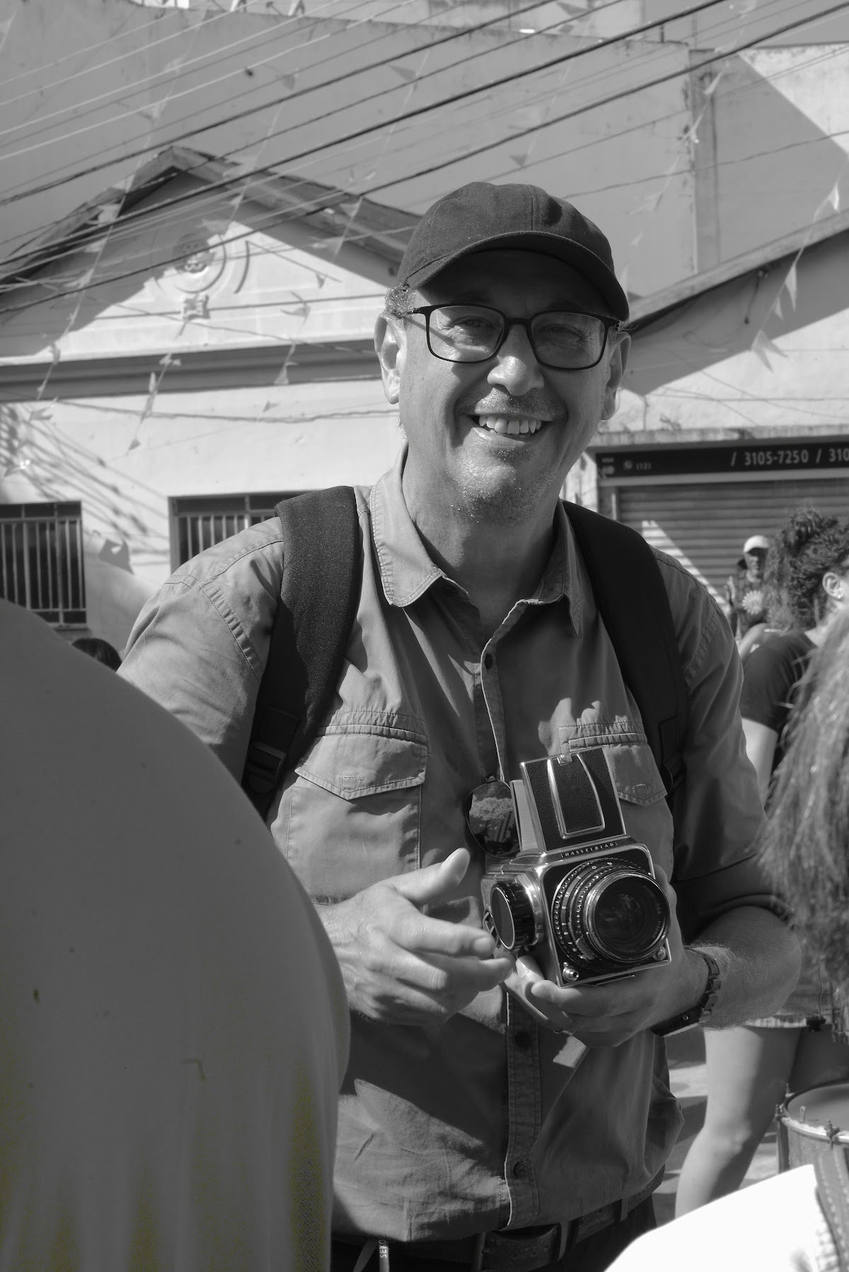Retrato de João Rangel Marcelo segurando uma câmera Hasselblad